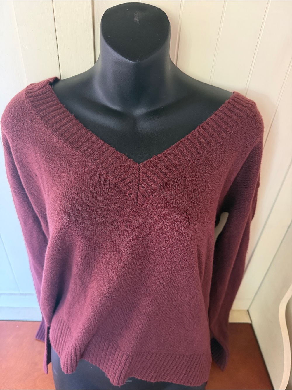 Buckle Black Classic V-Neck Sweater in Wine